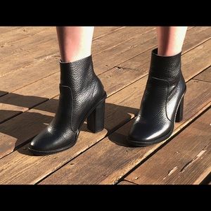 L’intervalle black booties!